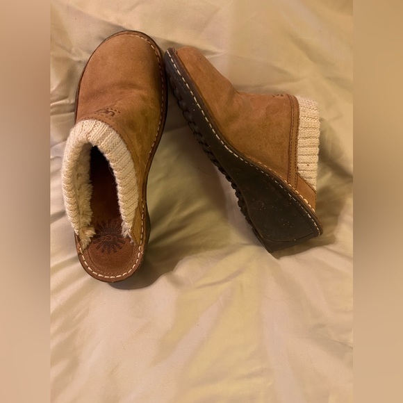 NWOT Women’s Ugg Clogs w Fur Lined Top tiny colored flakes show in sole.Gorgeous - Picture 1 of 6